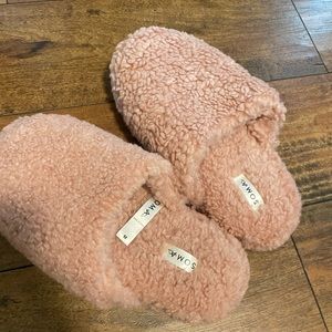 Light pink slippers